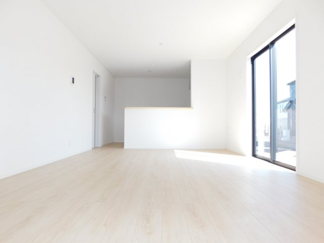 弥富市五之三町川平の新築一戸建の居間・リビング|◇リビング◇　　南面で明るいリビング１６．０帖　リビングの様子が見渡せる対面キッチン♪　