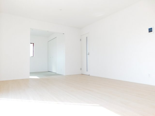 弥富市五之三町川平の新築一戸建のその他|◇リビング◇　　南面で明るいリビング１６．０帖　インテリアの映えるワイドリビング♪