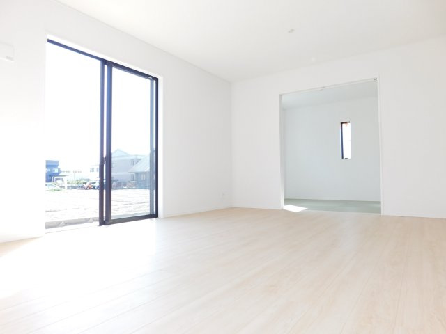 弥富市五之三町川平の新築一戸建の居間・リビング|◇リビング◇　　南面で明るいリビング１６．０帖　洋風和室と続き間で２０．５帖の広々空間になります♪