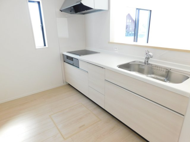 弥富市五之三町川平の新築一戸建のキッチン|◇キッチン◇　　人気の対面式・人造大理石トップシステムキッチン・浄水器一体型水栓・静音仕様シンク・ＩＨコンロ・前面コンセント完備・床下収納庫など