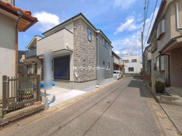 越谷市大房8期　新築一戸建ての前面道路含む現地写真