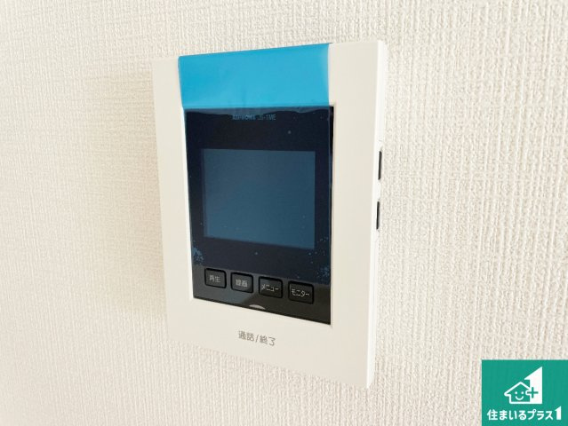 亀岡市余部町天神又　第6期　新築一戸建ての防犯設備|カラーモニターインターホン！声だけでなく来訪者の姿や顔がモニターで確認できるので、小さなお子様がいらっしゃるご家庭でも安心できます！
