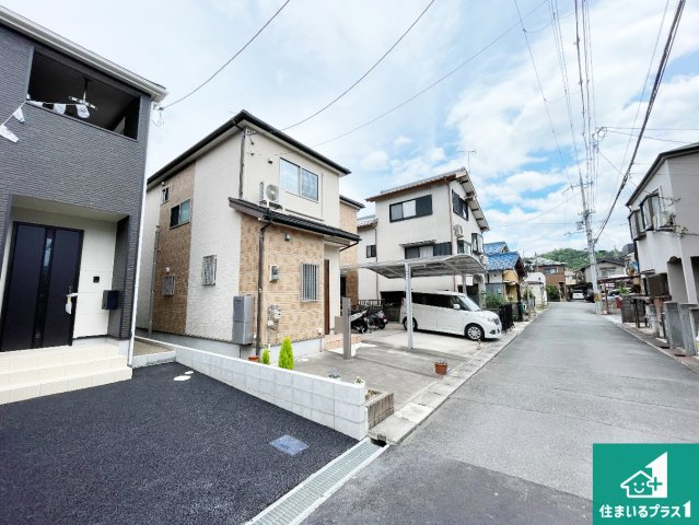 亀岡市余部町天神又　第6期　新築一戸建ての前面道路含む現地写真|周辺は閑静な住宅街！前面道路広々で車の出し入れも便利です。駐車が苦手な方でも安心して車庫入れできます！