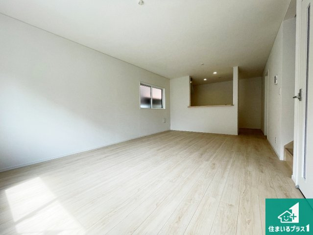 亀岡市余部町天神又　第6期　新築一戸建ての居間・リビング|日当たり良好の明るいリビングで朝の目覚めもスッキリできそう！対面キッチンでご家族のコミュニケーションも自然と増える設計！小さなお子様が遊ぶスペースを作っても広々とくつろげるLDK！