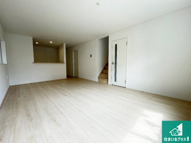 亀岡市余部町天神又　第6期　新築一戸建ての居間・リビング|シンプルなリビングは、観葉植物等のインテリアを楽しめますね！パパ好みにも、ママ好みにも家具次第で雰囲気を変えることができます！