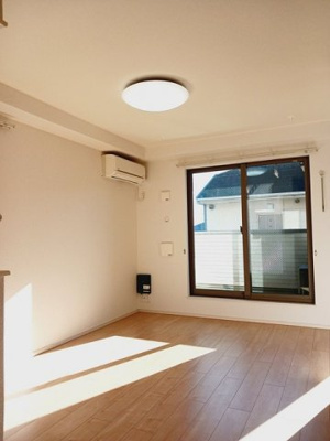 【居間・リビング】 | コウジィ－コ－トⅢ | こちらのリビングで趣味の時間をお楽しみください