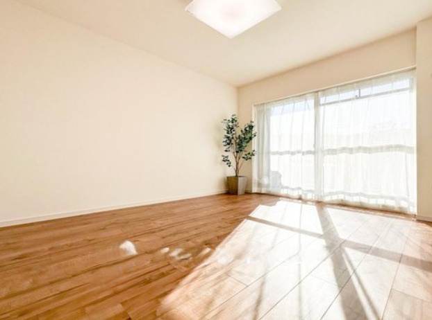 戸塚サニーフラットの洋室|大きな窓からたっぷりの日差しが降り注ぐ明るい室内です。目覚めの良い朝を迎えられそうですね。