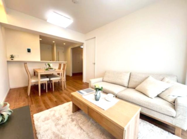 戸塚サニーフラットの居間・リビング|大きく開いた窓からは、明るい陽射しが射し込み風も良く抜けるので心地良い空間になってます