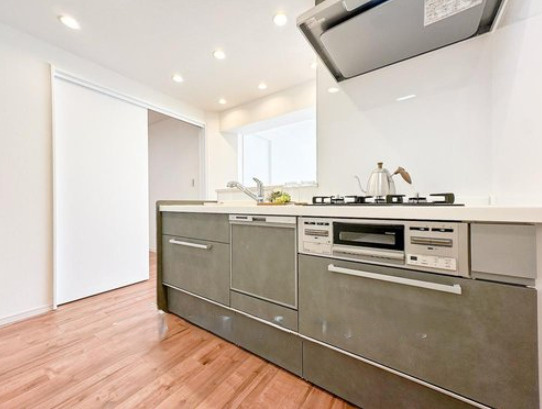 戸塚サニーフラットのキッチン|ご夫婦や親子での料理をする時間が楽しくなる使い勝手の良い、広々調理スペース♪