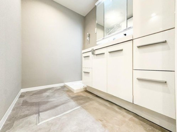 戸塚サニーフラットの独立洗面台|使いやすい3面鏡♪シャワー付水栓で洗面台でのシャンプーや毎日の掃除にも便利な設備ですね♪