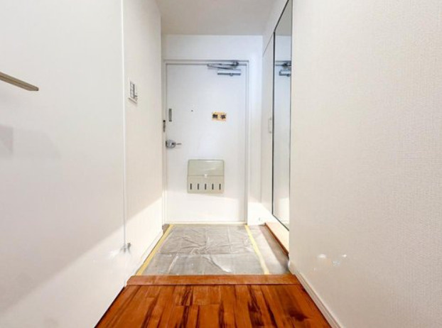 戸塚サニーフラットの玄関|明るい玄関が家路からの「ただいま」の安心感を実感させてくれそうですね。