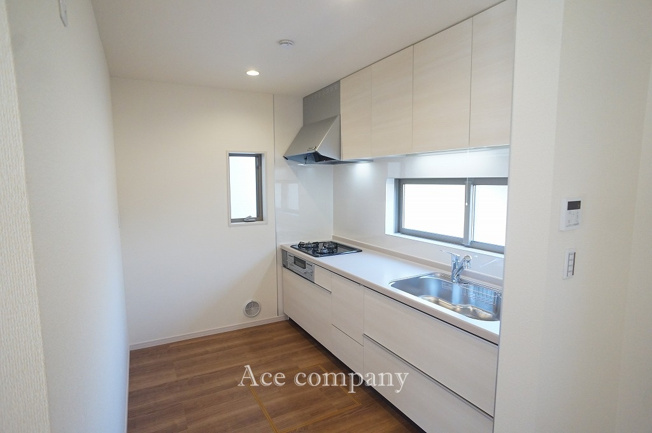 【キッチン】 | 八尾市小畑町2丁目　【2号棟/全4棟】 | 目隠しもできるインナーキッチン♪2面に窓付き☆床下収納付きです♪
