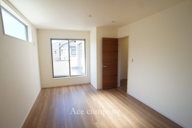 【寝室】 | 八尾市小畑町2丁目　【2号棟/全4棟】 | 【2階：洋室7.38帖】バルコニーに面したお部屋です☆