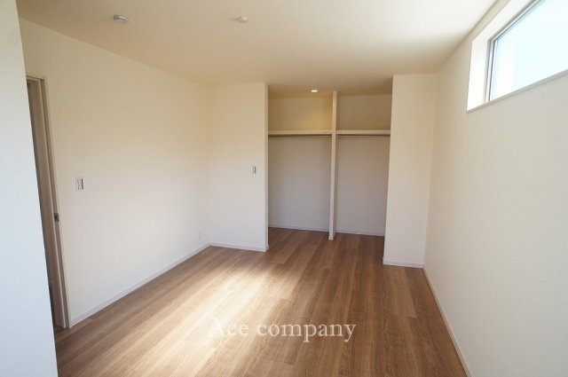 【寝室】 | 八尾市小畑町2丁目　【2号棟/全4棟】 | 【2階：洋室7.38帖】大容量のウォークインクローク完備です！
