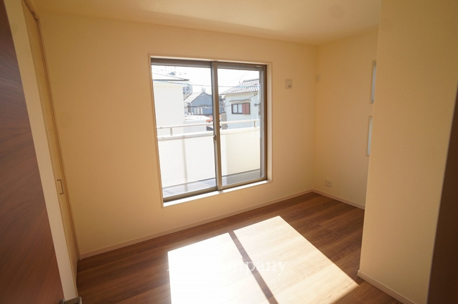 【子供部屋】 | 八尾市小畑町2丁目　【2号棟/全4棟】 | 【2階：洋室5.25帖】バルコニーに面したお部屋です☆