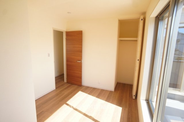 【子供部屋】 | 八尾市小畑町2丁目　【2号棟/全4棟】 | 【2階：洋室5.25帖】クローゼット完備です♪