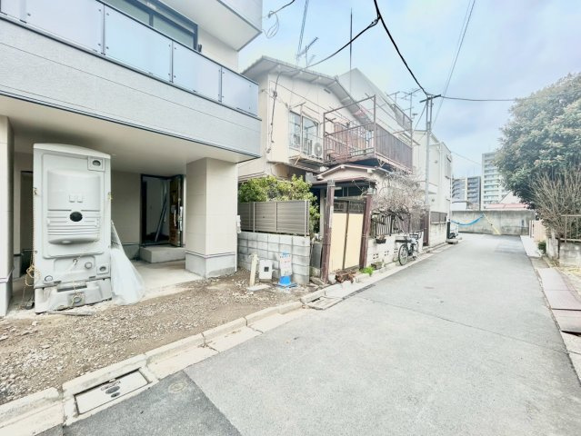 板橋区大和町　新築戸建　残1棟の前面道路含む現地写真|2026.02.26撮影

現地ご見学希望・資料請求などお気軽にお問い合わせ下さい！
03-5990-5201