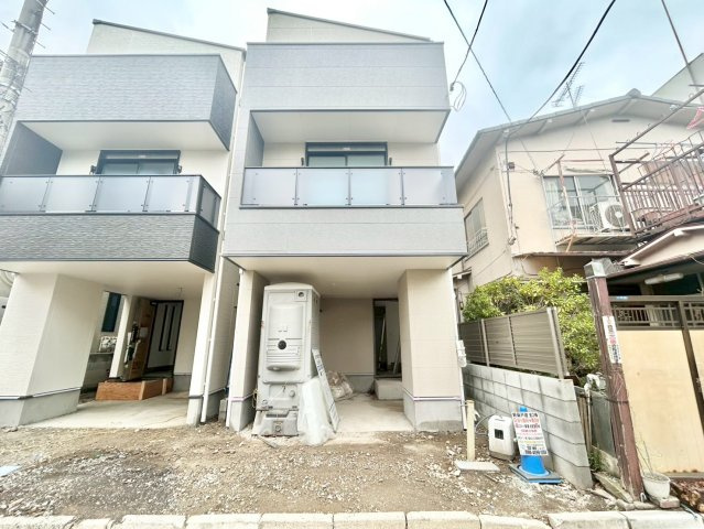 板橋区大和町　新築戸建　残1棟の外観|2026.02.26撮影

現地ご見学希望・資料請求などお気軽にお問い合わせ下さい！
03-5990-5201