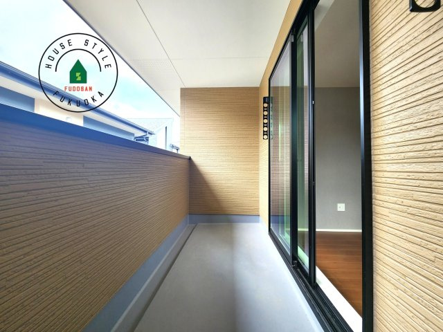 那珂川市片縄東1丁目第4-1棟（1号棟）の外観：施工例|風をしっかりと感じられるバルコニーでは、毎日が洗濯日和です。広々としているので洗濯も楽しくなるでしょうし、気分転換にバルコニーからの眺めを楽しむのもいいでしょう。