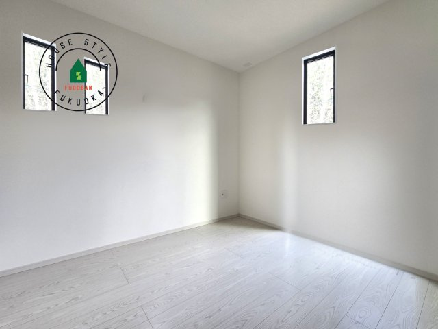 那珂川市片縄東1丁目第4-1棟（1号棟）の内観：施工例|柔らかい陽光が差し込む明るいお部屋を演出する設計。彩光の取れる窓が気持ちの良いお部屋を創り上げます。