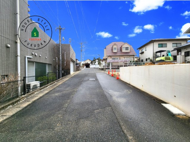 那珂川市片縄東1丁目第4-1棟（1号棟）の前面道路含む現地写真|前面道路は閑静な住宅地をはしる車通りの少ない道路。お車の出し入れが苦手なママや小さなお子様にも安心ですね。しっかり舗装もされているので、ベビーカーや自転車で通っても快適に通行できます。