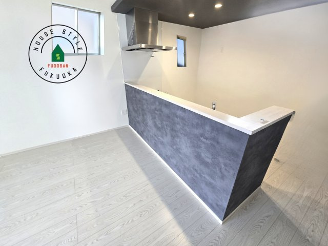 那珂川市片縄東1丁目第4-1棟（1号棟）の内観：施工例|ダイニングテーブルへの配膳がラクラク、お料理はかどるカウンター付きシステムキッチン！