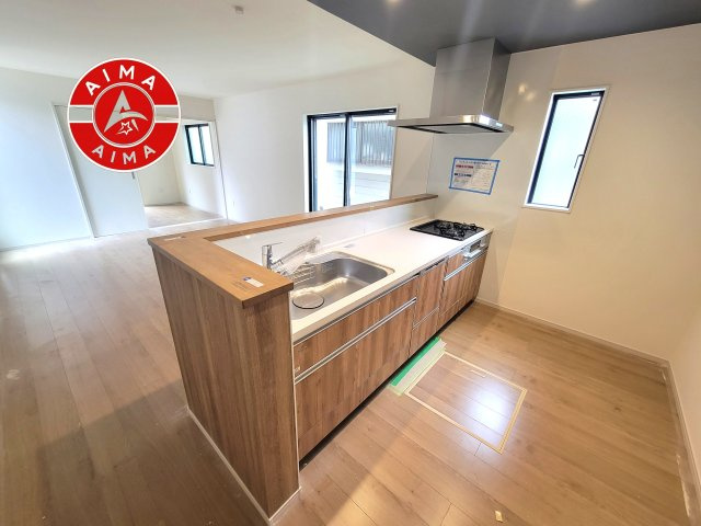 那珂川市片縄東1丁目第4-1棟（1号棟）のキッチン|ダイニングテーブルへの配膳がラクラク、お料理はかどるカウンター付きシステムキッチン！