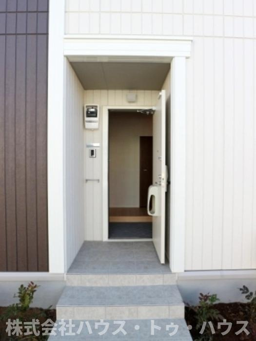BLESS HOUSE柏西町　Dのエントランス