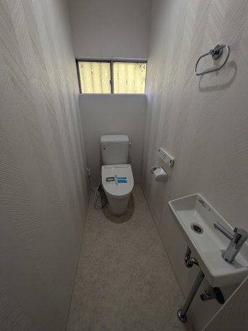 高知市一宮東町　中古一戸建てのトイレ|トレイも新品のシャワー洗浄付きに取り換えています。