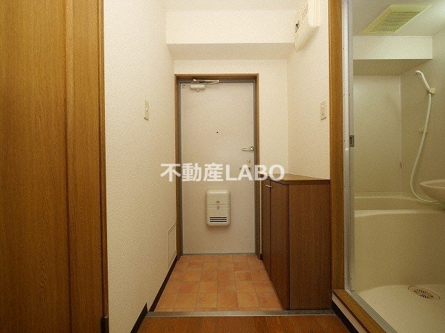 FRONT OF THE POLICE新光の玄関