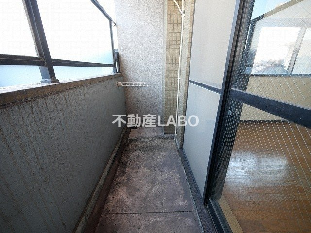 FRONT OF THE POLICE新光のバルコニー