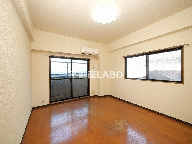 FRONT OF THE POLICE新光の居間・リビング