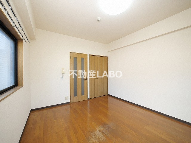 FRONT OF THE POLICE新光の洋室