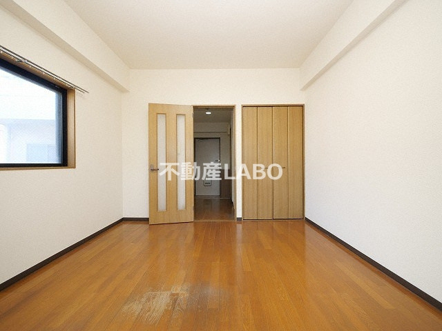 FRONT OF THE POLICE新光の内装