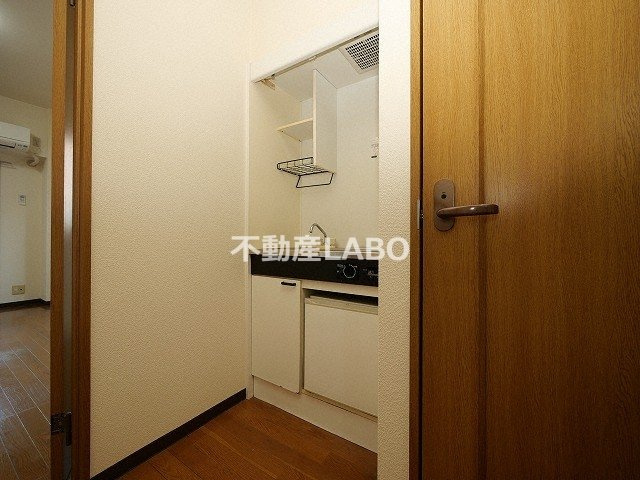 FRONT OF THE POLICE新光のキッチン