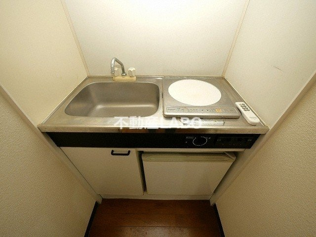 FRONT OF THE POLICE新光のキッチン