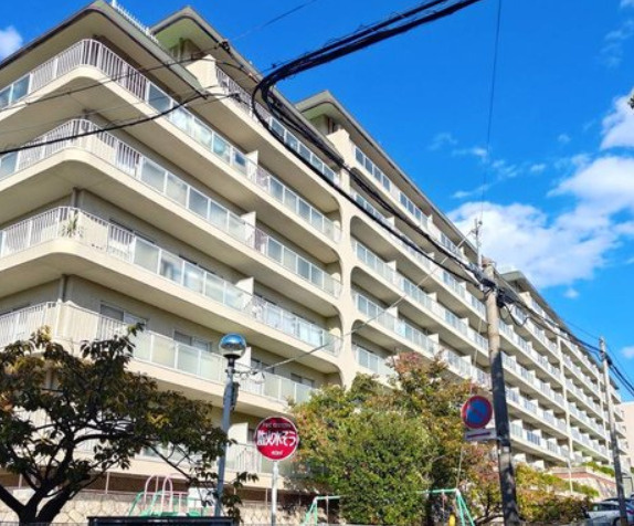 芦屋翠ヶ丘パーク・マンションの外観|最上階1住戸のみのペントハウスです。東西南北全方位にバルコニーあります。