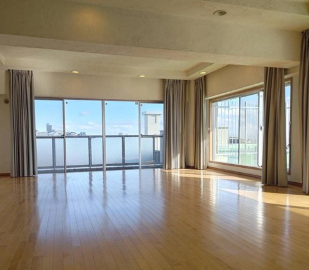 芦屋翠ヶ丘パーク・マンションの居間・リビング|LDK約20帖以上あり　天井が高く、開放感があります