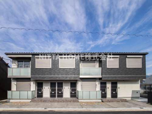 シャーメゾンＨＡＮＡＴＡのエントランス|防犯カメラ完備＊広めのお風呂、３口コンロ、エアコンなど室内設備も充実◎