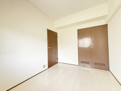 【洋室】 | シーアイマンション甲陽園 | 全居室収納付きのため、お部屋もスッキリ片付きます
