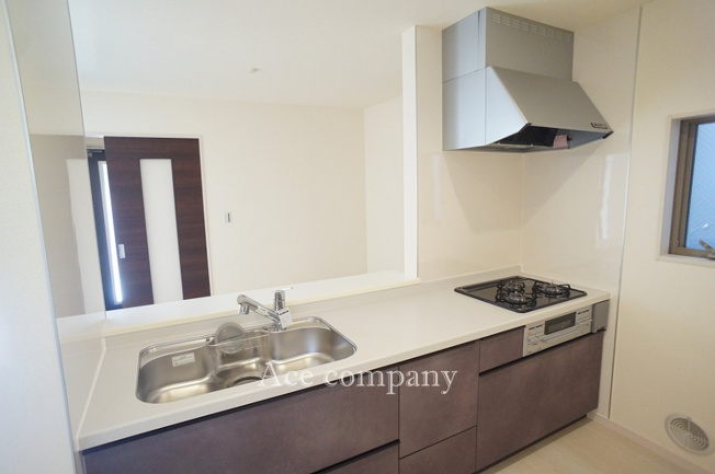 【内観：施工例】 | 八尾市小畑町2丁目　【1号棟/全4棟】 | 【同社による同仕様の施工例】浄水器付きのシステムキッチン☆3口ガスコンロ☆※食洗機はオプションで追加可能です♪