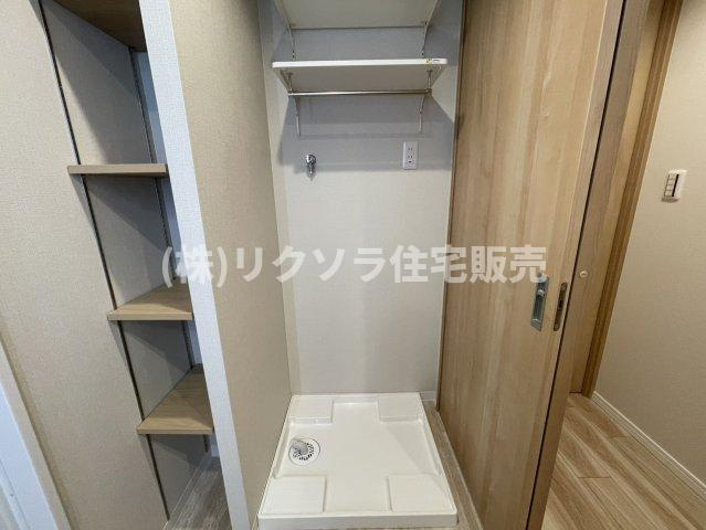 香里ヶ丘七丁目アーバンライフのランドリースペース|棚付き　ドラム式も設置可能
■物件内覧・資金計画相談・住宅ローン相談、リフォーム相談、お問合せ受付中■
※当日・翌日のご内覧、ご相談はお電話でのお問合せがスムーズです！