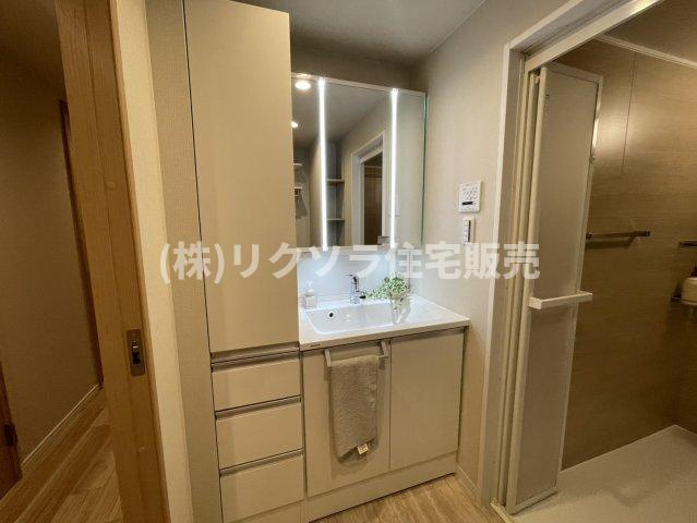 香里ヶ丘七丁目アーバンライフの独立洗面台|収納豊富　三面鏡付き独立洗面台
■物件内覧・資金計画相談・住宅ローン相談、リフォーム相談、お問合せ受付中■
※当日・翌日のご内覧、ご相談はお電話でのお問合せがスムーズです！