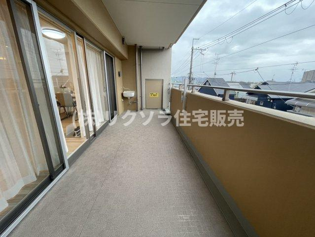 香里ヶ丘七丁目アーバンライフのバルコニー|ワイドバルコニー　スロップシンク付き
■物件内覧・資金計画相談・住宅ローン相談、リフォーム相談、お問合せ受付中■
※当日・翌日のご内覧、ご相談はお電話でのお問合せがスムーズです！