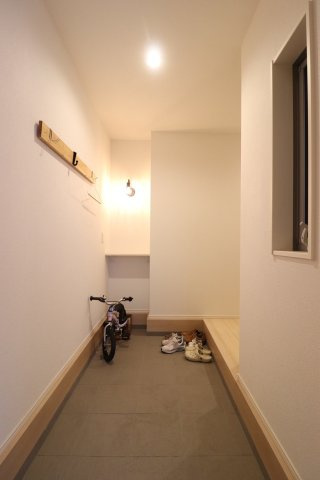 【玄関】 | 平野区平野本町4丁目 | 自転車・ベビーカーも置ける広い玄関です♪