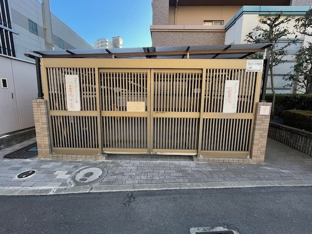 アルファステイツ清心のその他共用部分|扉付きで見た目もすっきりとしたごみ置き場です。