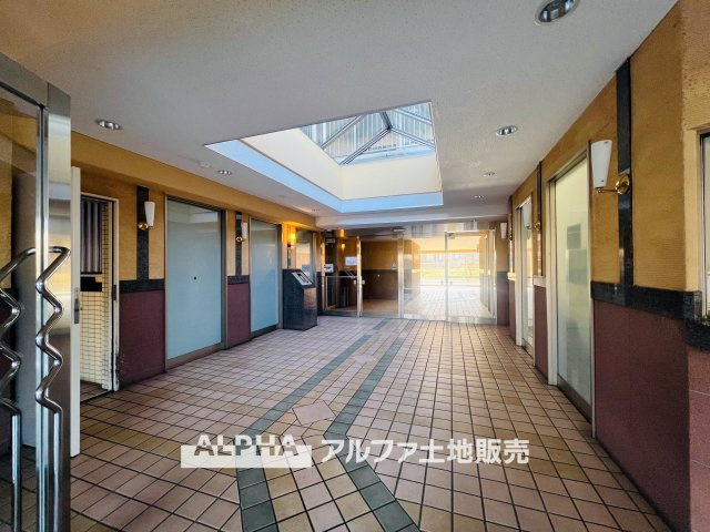 サンクレイドル羽村リヴィエールのエントランス|【Security camera】◆安心感重視◆防犯カメラを設置し、共用部の見守りにも配慮。日々の暮らしに安心感を添える、落ち着いた住環境が整っています。