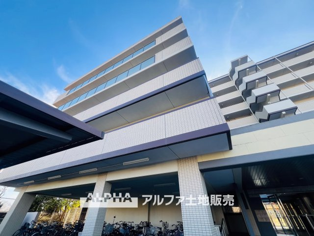 サンクレイドル羽村リヴィエールの外観|【Soft Horizon】
◆空とつながる暮らし◆
広がる景色が、心の視界までひらいてくれる。過ごすほどに、毎日の一瞬一瞬が大切に感じられる住まい。