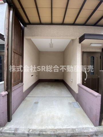 新池島町3丁目中古戸建の駐車場|お車をお持ちの方に必要な駐車場はビルトインガレージです（高さ・2.5ｍ　幅・2.1ｍ　奥行・3.7ｍ）