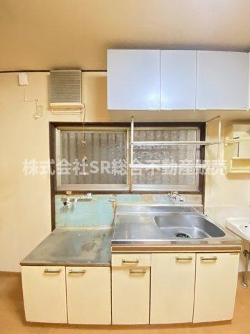 新池島町3丁目中古戸建のキッチン|上下に収納もあり、使いやすいキッチンです！